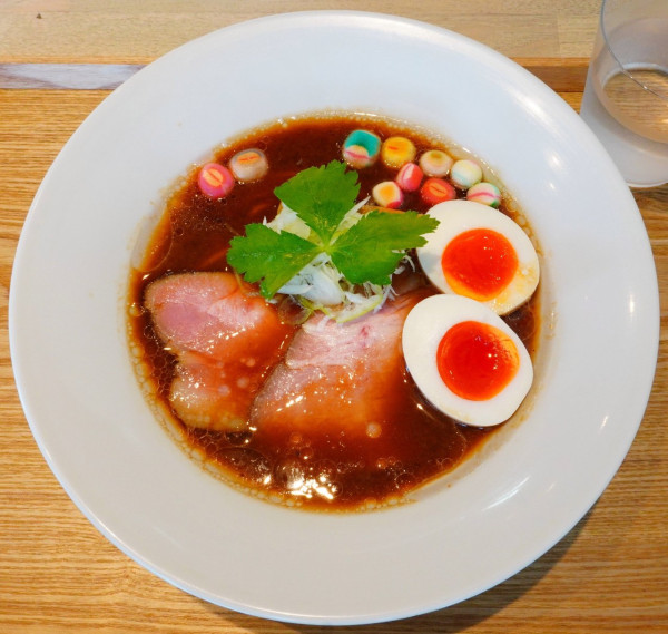 「【本店限定麺】宍道湖しじみ赤だし中華蕎麦＋味玉」@宍道湖しじみ中華蕎麦 琥珀 東京本店の写真