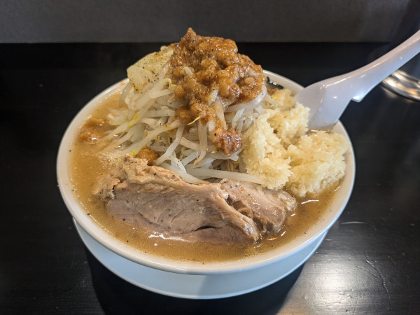 「中ラーメン　（全まし）950円」@WILD PIGの写真