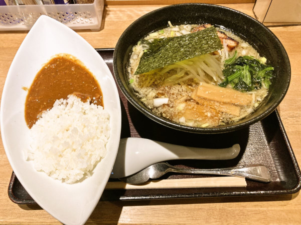 こくまろ醤油ラーメン 半カレーセット（1,050円）