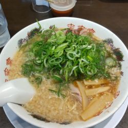 ラーメン 820円  (バリカタ、ネギ多め)