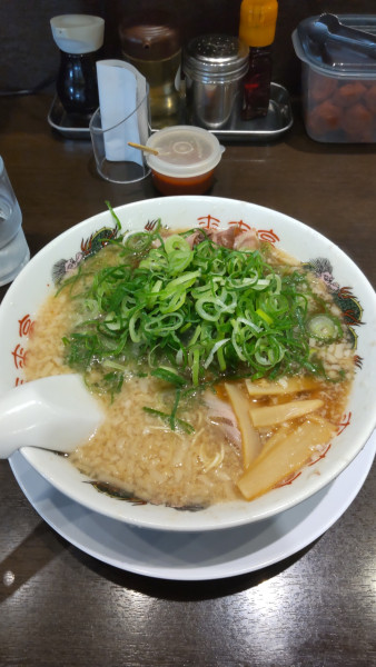 「ラーメン 820円  (バリカタ、ネギ多め)」@来来亭 川崎菅生店の写真