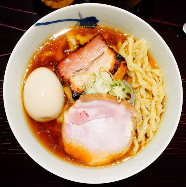 「醤油（中太手もみ麺）＋味玉＋エビスビール」@麺 みつヰの写真