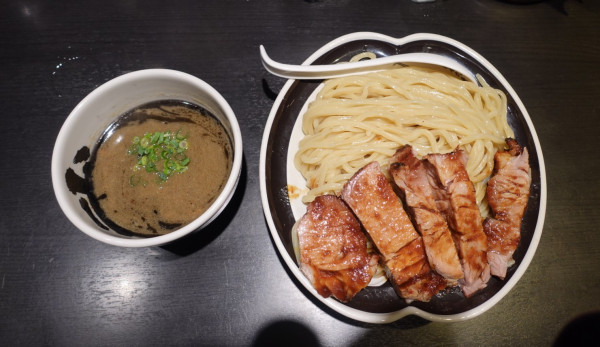 「濃厚黒厚切りローストポークつけ麺・2.5倍盛（1,880円）」@麺屋武蔵 武骨相傳の写真