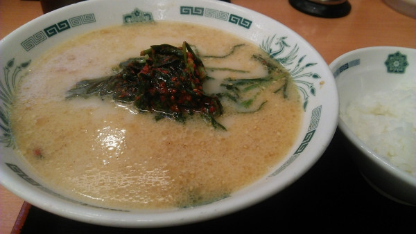 「豚骨ニラ南蛮 650円＋半ライス 150円」@日高屋 市川北口店の写真