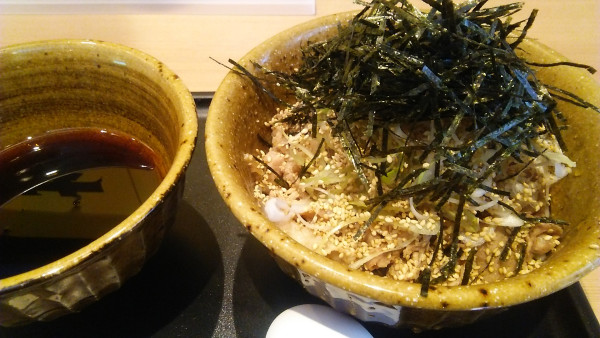 「ポーク肉そば（小） 1050円」@なぜ蕎麦にラー油を入れるのか。 御茶ノ水店の写真