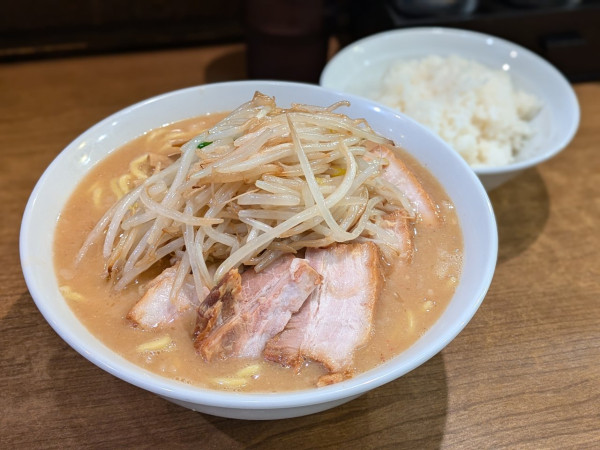 「チャーシュー味噌ラーメン、麺特盛り、ライス」@味噌麺処 田坂屋の写真