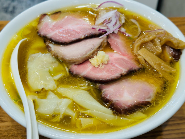 「細麺 塩 1,400円 豚増し 400円 ワンタン 400円」@のスたの写真