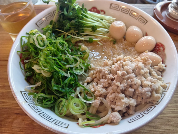 「KKM　KKMカスタマイズ一枚（ウズラ三個）小ライス」@特麺コツ一丁ラーメンの写真