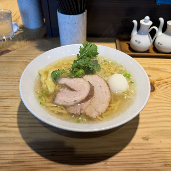 「本丸塩らー麺+塩煮玉子」@横濱元町 本丸亭 横浜店の写真