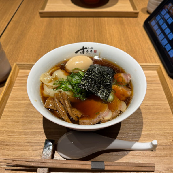 「特製醤油らぁ麺」@らぁ麺すぎ本 丸の内店の写真