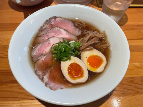 「醤油らぁ麺　味玉チャーシュートッピング」@らぁ麺屋 はりねずみの写真