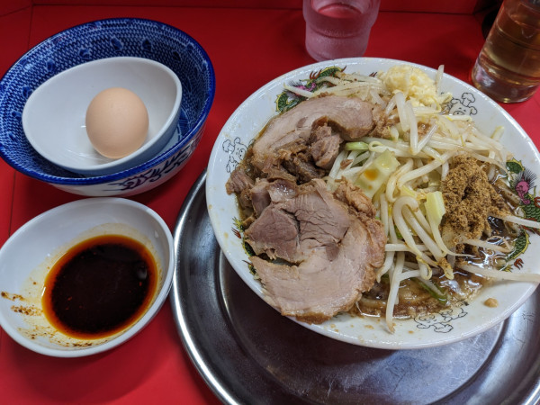 「ラーメン（少なめ）＋生卵＋自家製ラー油」@麺でる 田園調布本店の写真