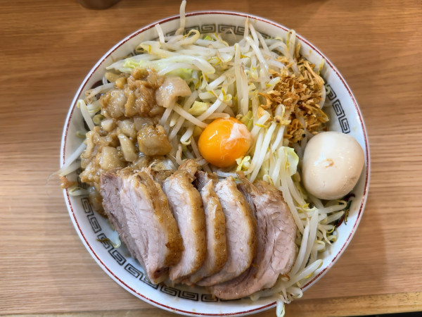 「小ぶた汁なし＋味玉」@豚山 蒲田店の写真