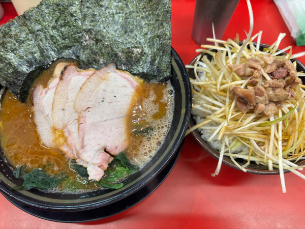 「チャーシュー麺3枚固め　白ネギ丼」@IEKEI_TOKYO 王道家直系の写真