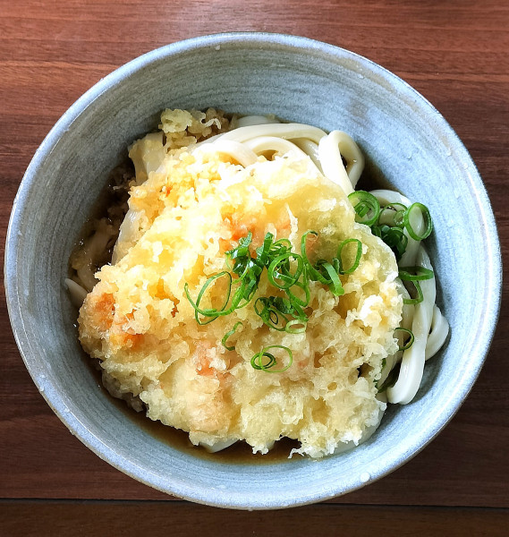 「ぶっかけ(冷、中) 400円＋エビかき揚げ 150円」@大喜多うどんの写真