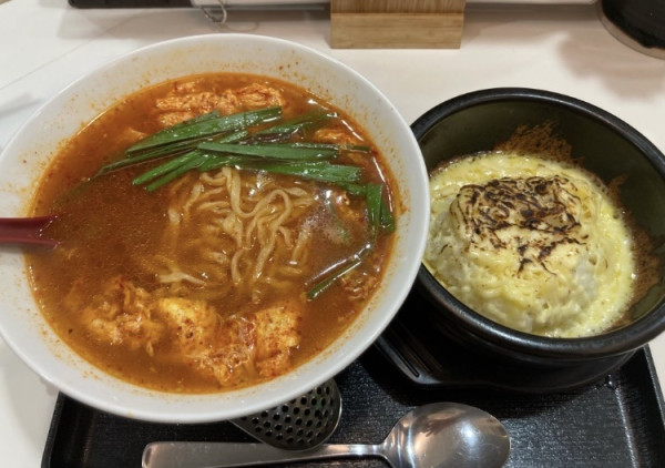 「石焼チーズ丼セット5辛　平打ち麺」@辛麺屋 一輪 関東本店の写真