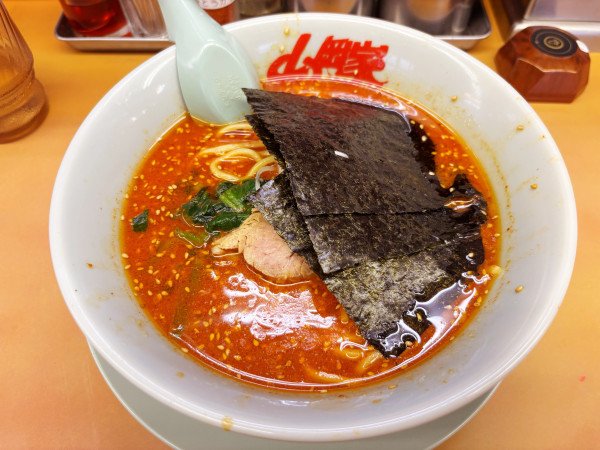 「辛味噌ラーメン　中辛　830円」@ラーメン山岡家 壬生店の写真