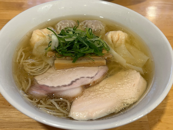 「肉と海老ワンタン麺（白）」@支那そば くろ田の写真