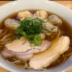 肉と海老ワンタン麺（黒）