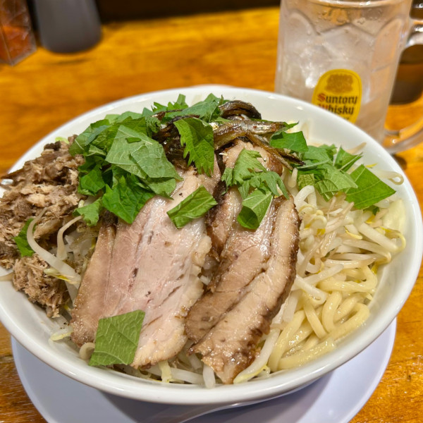 「塩煮干し油そば（250g・ヤサイ・アブラ）＋ハイボール」@麺屋にぼじの写真