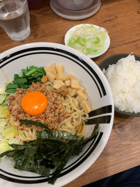 「半熟卵まぜそば＋ネギ＋ライス」@油そば・まぜそば ロマン なんば南口店の写真