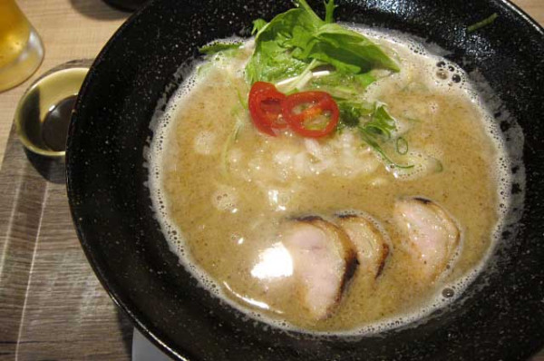 「煮干し鶏白湯醤油　1,100円」@麺や うえ村の写真