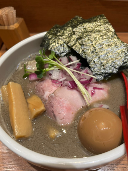 「特製　銀の煮干しそば」@煮干中華そば 鈴蘭 新宿店の写真