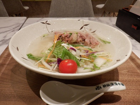 「レギュラーラーメン（清湯）」@牛腩麺館 新仙の写真