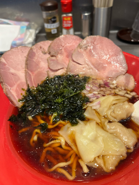 「こく旨濃厚醤油　チャーシューワンタン麺(手揉み麺)」@麺や べらぼうの写真