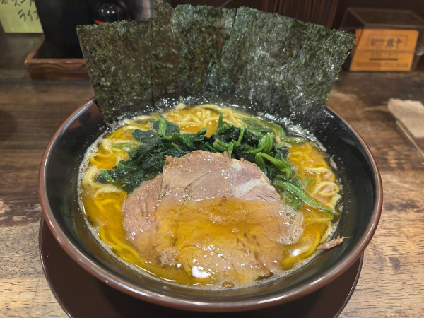 「ラーメン930円 大盛100円 ライス大盛250円」@横浜醤油豚骨ラーメン 銀十の写真