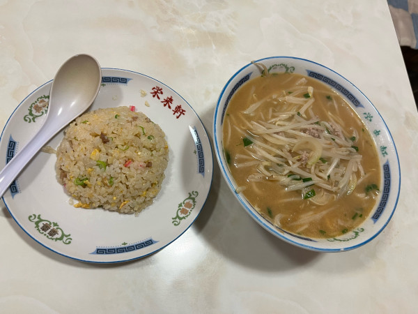 「ミソラーメン半チャーハンセット1000円」@中華 栄来軒の写真
