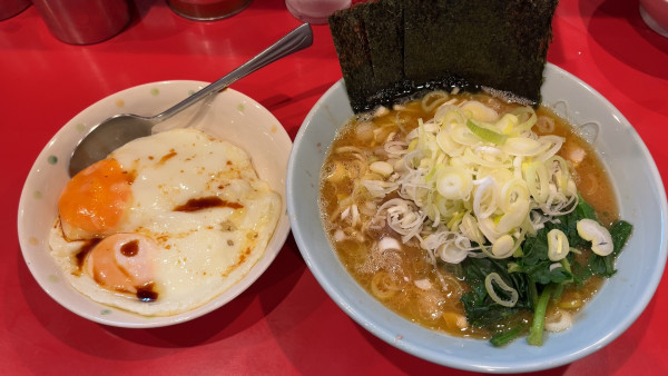 「ラーメン、ネギ、目玉焼き丼」@横浜家系ラーメン 黄金家の写真