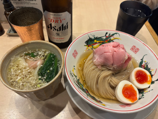 「アサヒスーパードライ中瓶〜特製鰹昆布水つけ麺」@つけめん金龍の写真