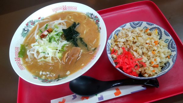 「少なめラーメンセット(味噌味)」@らーめんハウス 赤い紙風船の写真