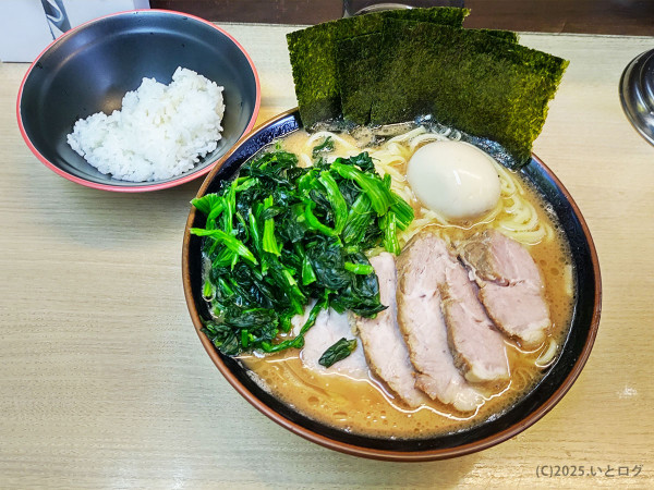 「チャーシュー麺 大盛り（＋ほうれん草＋味玉）」@横浜らーめん 武蔵家 池袋店の写真