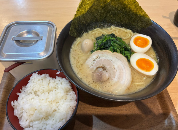 「味玉ラーメン　970円」@横浜家系ラーメン 赤家 市ヶ谷店の写真