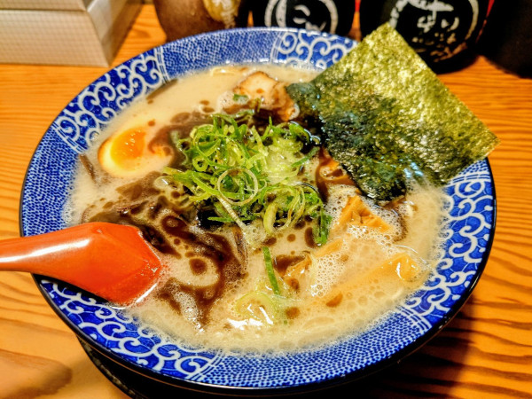 「黒博多とんこつ 全部のせ」@博多ラーメン鶴亀堂 太田新井町店の写真