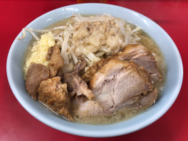 「ブタ入り(ニンニク、アブラ) 1050円」@ラーメン二郎 新宿歌舞伎町店の写真