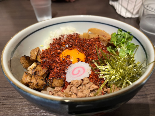 「汁なし肉そば（RED)」@中華そば かみなり雲呑の写真