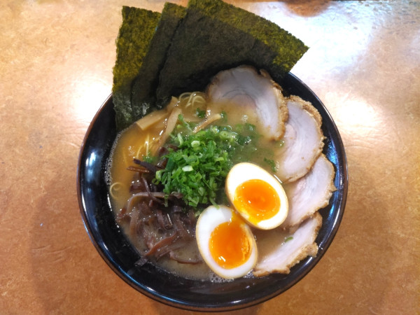 「特選らーめん1200円 替え玉100円 計1300円」@博多とんこつラーメン わ蔵 中目黒店の写真
