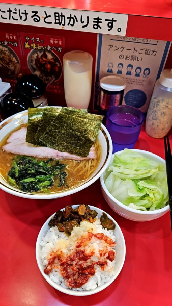 「ラーメンとキャベツとライス」@横濱ラーメン 裏野中家 西川口店の写真