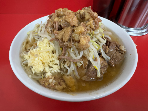 「小ラーメン麺少なめ+アブラ+ニンニク少なめ-野菜少なめ」@ラーメン二郎 柏店の写真