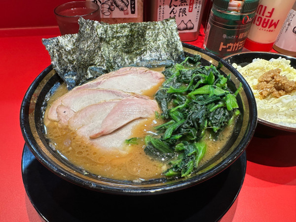 「チャーシューメン5枚＋ほうれん草」@王道家味の継承店 カズ家の写真