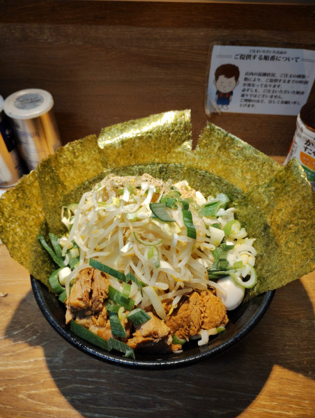 「ミニ限定「葱のメガラバ」350汁無し冷やし変更TPウズラ」@麺屋 浜一の写真