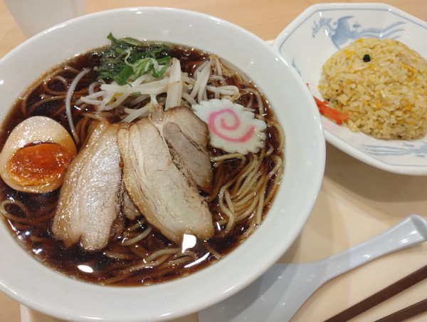 「京都屋台風黒醤油らーめん 690円」@ポッポ 古淵店の写真