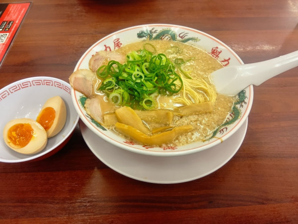 「こく旨ラーメン・アプリクーポン煮卵」@ラーメン魁力屋 篠崎店の写真