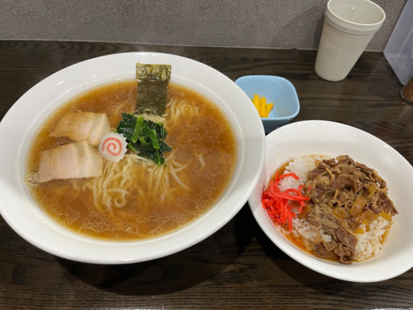 「らーめんデカ丼サイズ＋牛丼ミニ丼サイズ」@ラーメン・肉丼 ぼく、伊藤の写真
