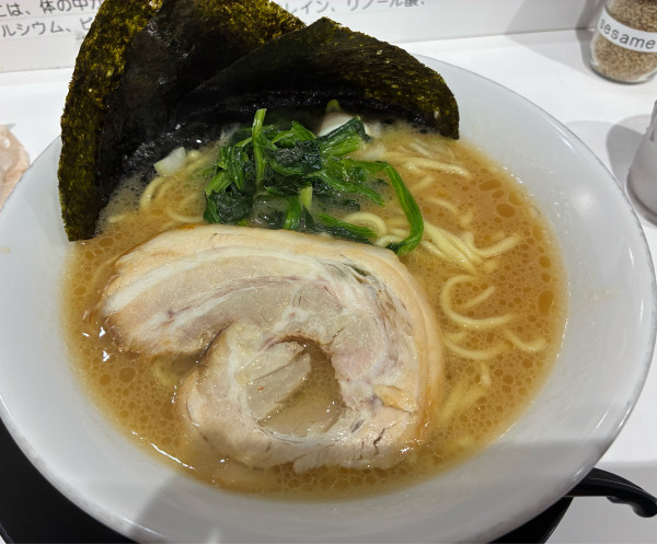 「ラーメン　880円」@横浜家系ラーメン 天神家の写真