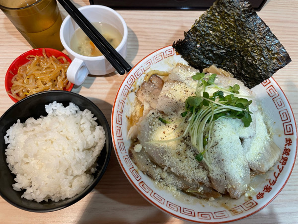 「肉盛り油そば+粉チーズ」@武蔵野アブラ學会 神田店の写真