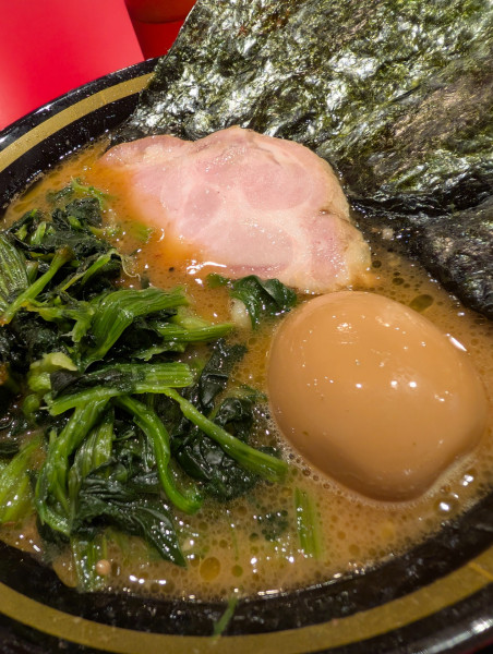 「ラーメン・味玉＆ほうれん草増し」@とらきち家の写真